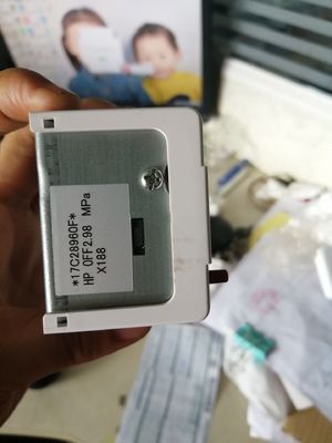 สวิตช์แรงดันสูงสำหรับเครื่องทำความเย็นแบบสกรู Hitachi G7D06955F